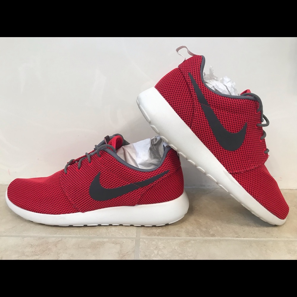 Men’s Roshe Run Red size 9.5